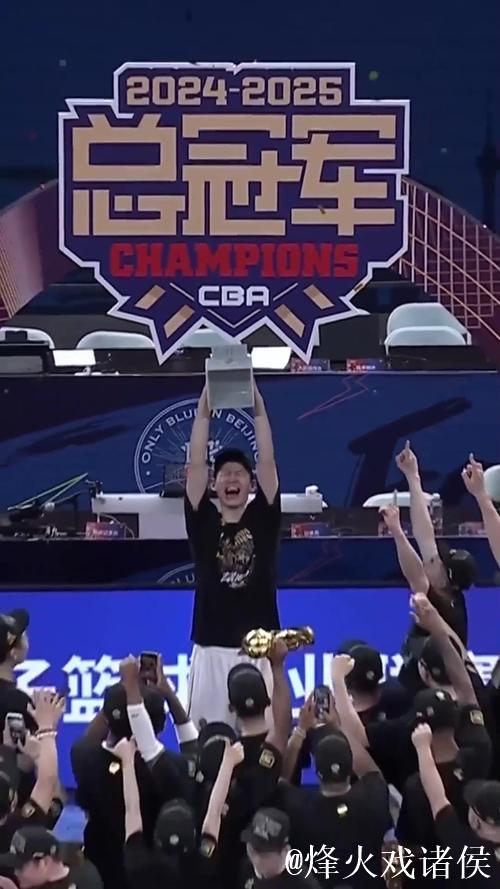 情绪激动！胡金秋见证广厦总冠军旗帜升起，眼角泛起热泪